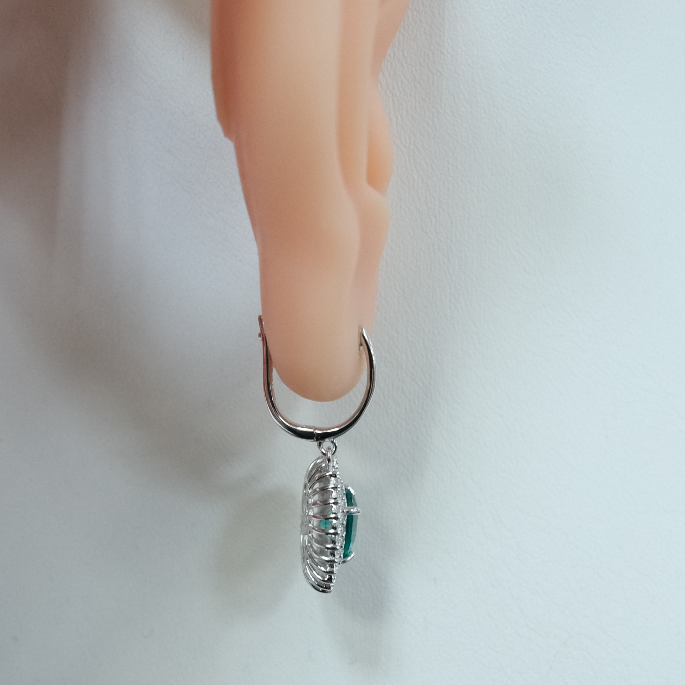 Серебряные серьги с зеленой шпинелью
